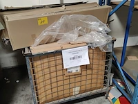 Lot 217 - stapelbak met samples - afbeelding 1 van  3