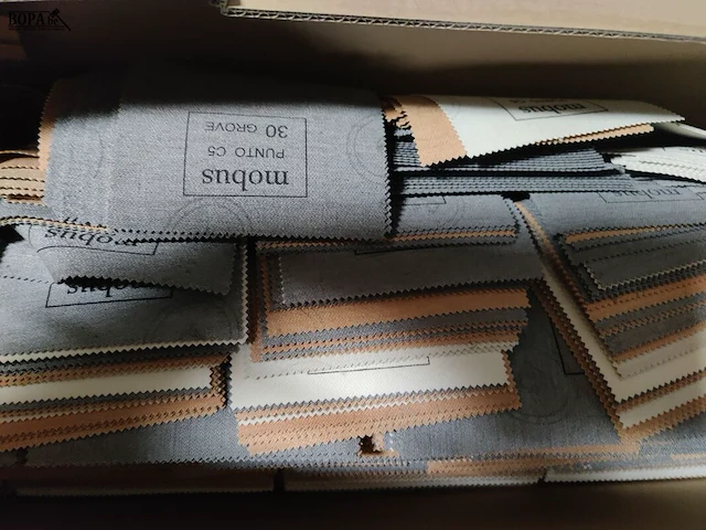 Lot 217 - stapelbak met samples - afbeelding 2 van  3