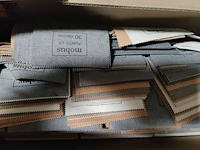 Lot 217 - stapelbak met samples - afbeelding 2 van  3