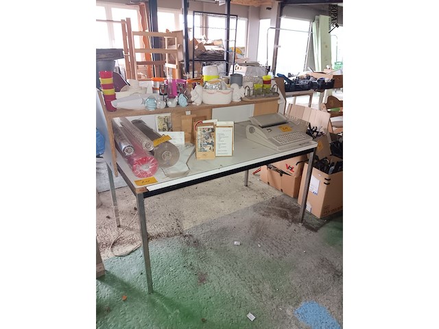 Lot 218 - tafel met opzetstuk - afbeelding 1 van  2