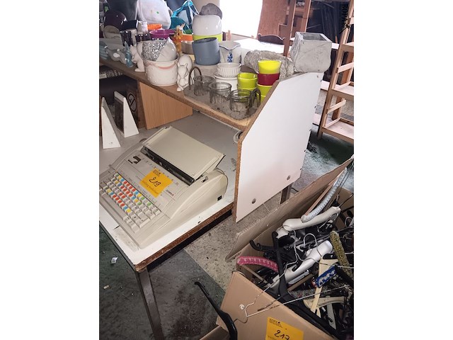 Lot 218 - tafel met opzetstuk - afbeelding 2 van  2