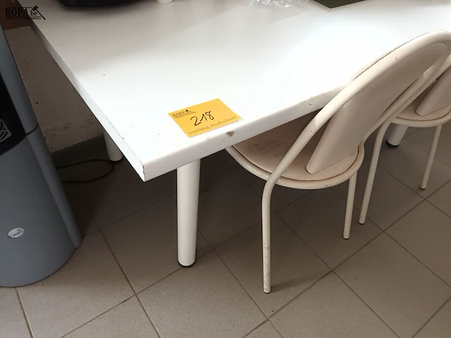 Lot 218 - witte tafel en stoelen - afbeelding 1 van  5