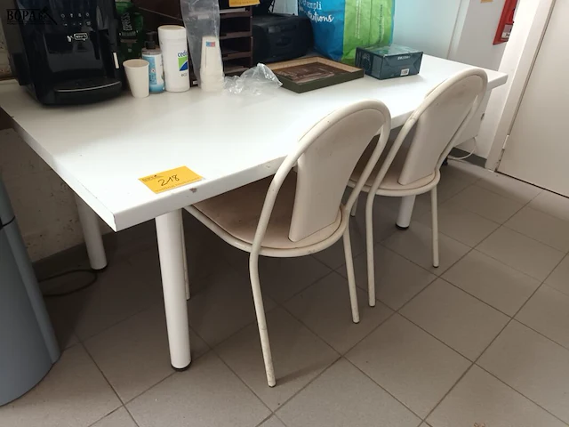 Lot 218 - witte tafel en stoelen - afbeelding 2 van  5