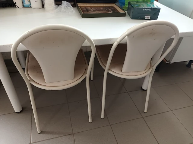 Lot 218 - witte tafel en stoelen - afbeelding 3 van  5