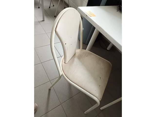 Lot 218 - witte tafel en stoelen - afbeelding 4 van  5