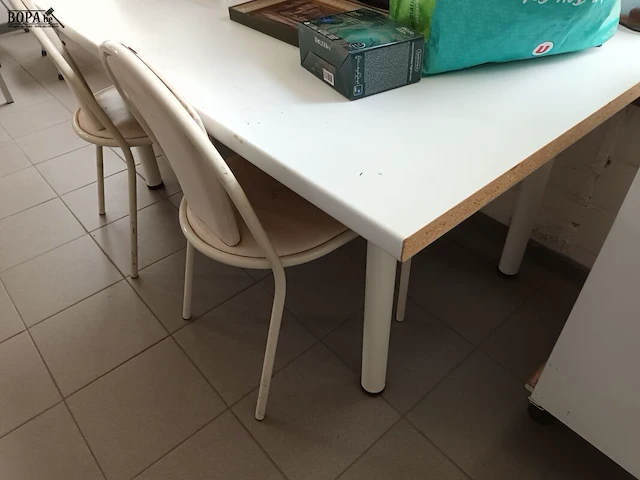 Lot 218 - witte tafel en stoelen - afbeelding 5 van  5