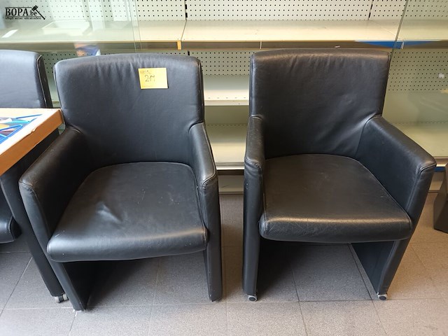 Lot 219 - armstoel op wielen. 3 stuks - afbeelding 1 van  3