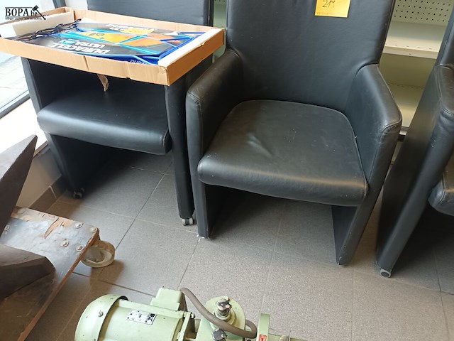 Lot 219 - armstoel op wielen. 3 stuks - afbeelding 2 van  3