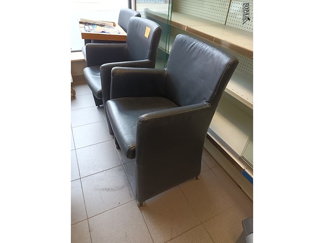 Lot 219 - armstoel op wielen. 3 stuks - afbeelding 3 van  3