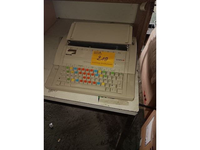 Lot 219 - elektrische schrijfmachine olympia - afbeelding 1 van  4