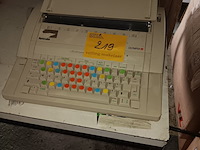 Lot 219 - elektrische schrijfmachine olympia - afbeelding 1 van  4