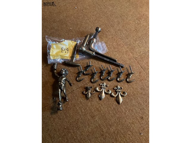 Lot 219 - koperen voorwerpen haakjes en deurkrukken - afbeelding 1 van  3