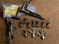 Lot 219 - koperen voorwerpen haakjes en deurkrukken - afbeelding 1 van  3