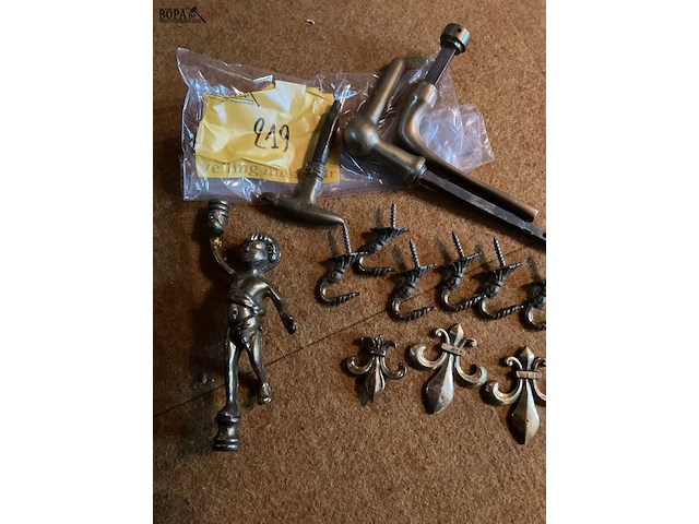 Lot 219 - koperen voorwerpen haakjes en deurkrukken - afbeelding 2 van  3