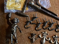 Lot 219 - koperen voorwerpen haakjes en deurkrukken - afbeelding 2 van  3