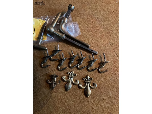 Lot 219 - koperen voorwerpen haakjes en deurkrukken - afbeelding 3 van  3