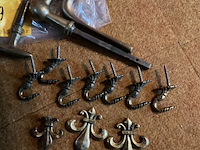 Lot 219 - koperen voorwerpen haakjes en deurkrukken - afbeelding 3 van  3