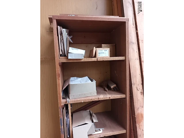 Lot 219 - lot hout en inhoud kast - afbeelding 1 van  5