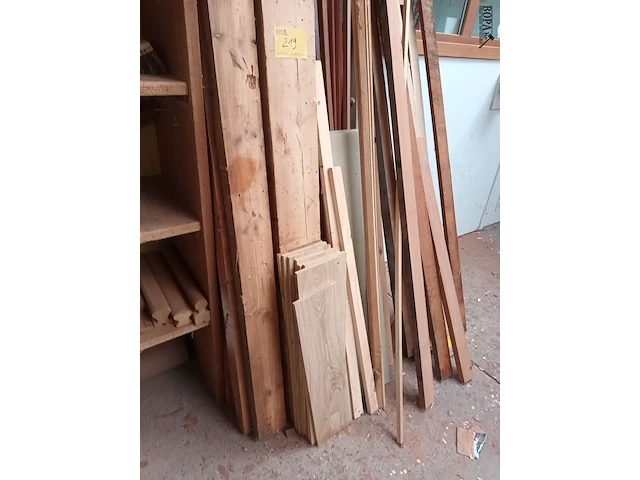 Lot 219 - lot hout en inhoud kast - afbeelding 3 van  5