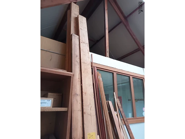 Lot 219 - lot hout en inhoud kast - afbeelding 4 van  5