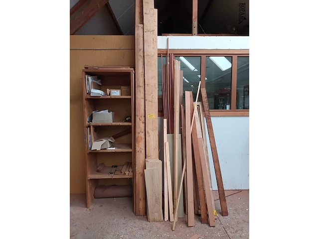 Lot 219 - lot hout en inhoud kast - afbeelding 5 van  5