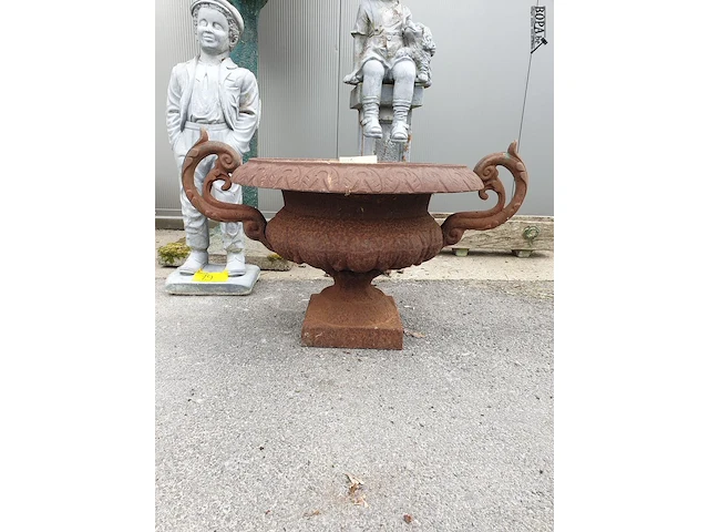 Lot 22 - antieke gietijzeren tuinschaal - afbeelding 1 van  5