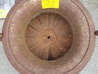 Lot 22 - antieke gietijzeren tuinschaal - afbeelding 3 van  5