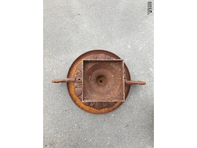 Lot 22 - antieke gietijzeren tuinschaal - afbeelding 4 van  5