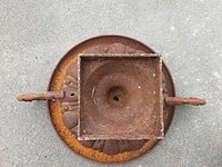 Lot 22 - antieke gietijzeren tuinschaal - afbeelding 4 van  5