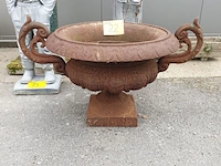 Lot 22 - antieke gietijzeren tuinschaal - afbeelding 5 van  5