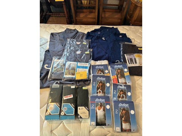 Lot 22 - beroepskledij 10 stuks met herenondergoed en kousen - afbeelding 1 van  5