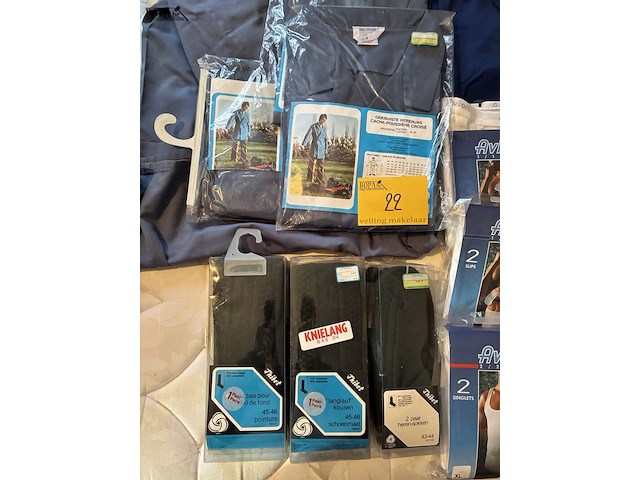 Lot 22 - beroepskledij 10 stuks met herenondergoed en kousen - afbeelding 2 van  5