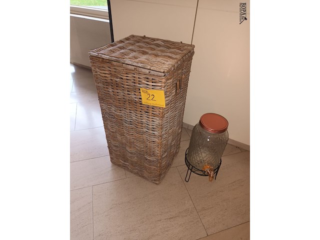 Lot 22 - drankdispenser en rieten mand - afbeelding 1 van  3