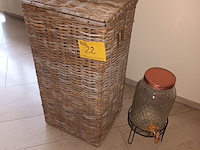 Lot 22 - drankdispenser en rieten mand