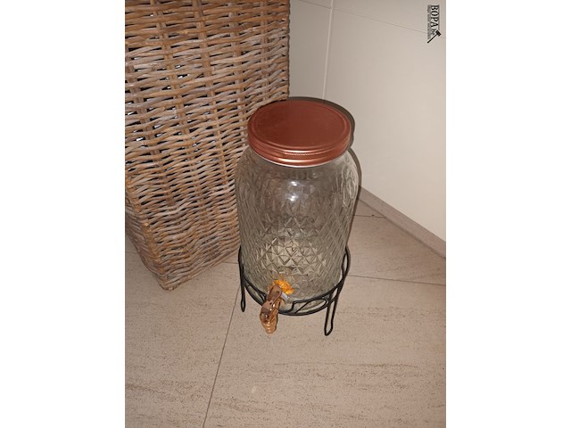 Lot 22 - drankdispenser en rieten mand - afbeelding 2 van  3