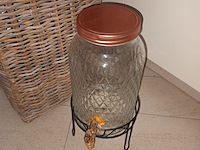 Lot 22 - drankdispenser en rieten mand - afbeelding 2 van  3