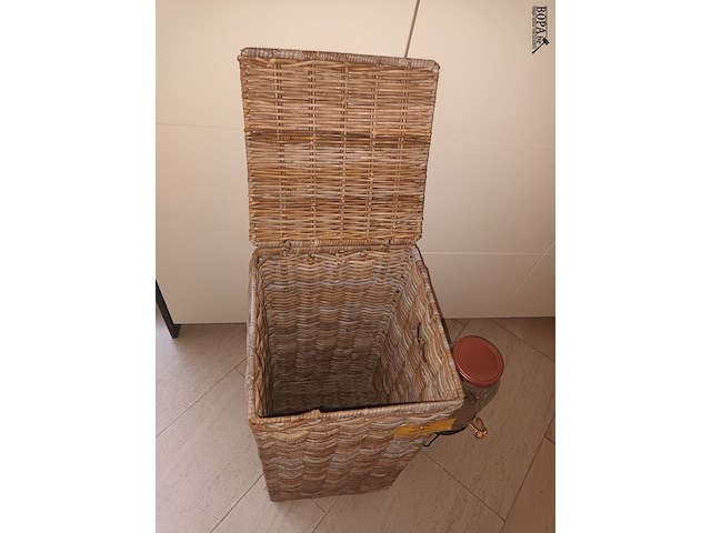 Lot 22 - drankdispenser en rieten mand - afbeelding 3 van  3