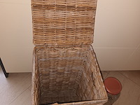 Lot 22 - drankdispenser en rieten mand - afbeelding 3 van  3