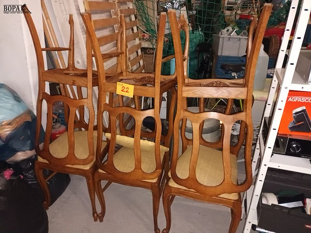 Lot 22 - houten eetkamerstoelen. 6 stuks - afbeelding 1 van  3