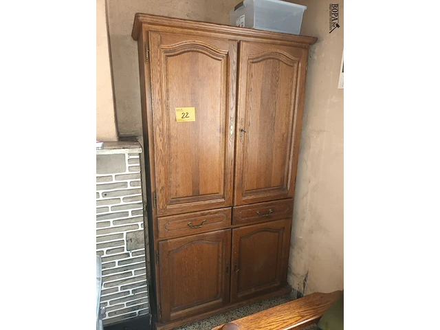 Lot 22 - houten kast met inhoud - afbeelding 1 van  3