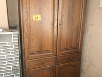 Lot 22 - houten kast met inhoud