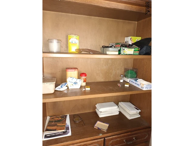 Lot 22 - houten kast met inhoud - afbeelding 2 van  3