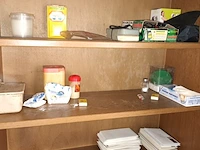 Lot 22 - houten kast met inhoud - afbeelding 2 van  3