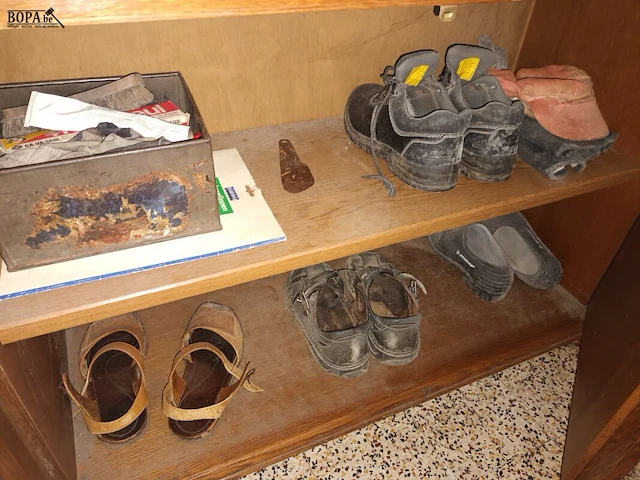 Lot 22 - houten kast met inhoud - afbeelding 3 van  3