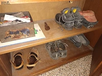 Lot 22 - houten kast met inhoud - afbeelding 3 van  3