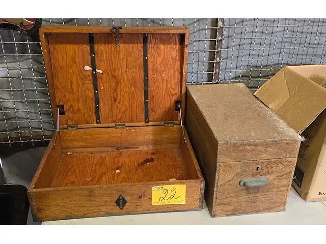 Lot 22 - houten kisten 2 stuks - afbeelding 1 van  3