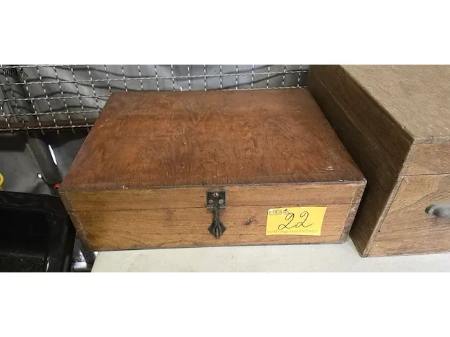 Lot 22 - houten kisten 2 stuks - afbeelding 2 van  3