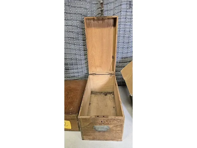 Lot 22 - houten kisten 2 stuks - afbeelding 3 van  3