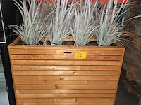 Lot 22 - houten plantenbak. 2 stuks - afbeelding 1 van  4