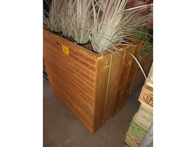Lot 22 - houten plantenbak. 2 stuks - afbeelding 2 van  4